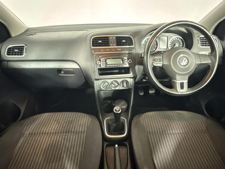 2011-Volkswagen-Polo-16-Comfortline_1