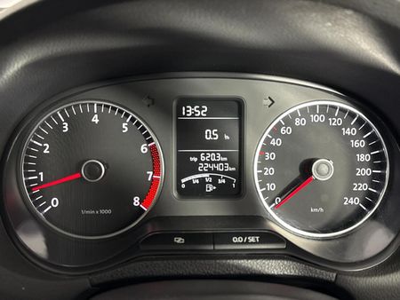 2011-Volkswagen-Polo-16-Comfortline_2