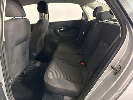 2011-Volkswagen-Polo-16-Comfortline_3