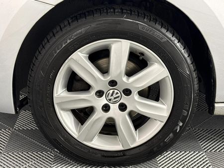 2011-Volkswagen-Polo-16-Comfortline_4