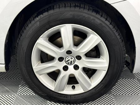2011-Volkswagen-Polo-16-Comfortline_5