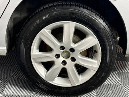 2011-Volkswagen-Polo-16-Comfortline_6