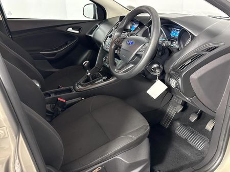 2016-Ford-Focus-10-EcoBoost-Trend-5-dr_9