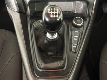 2016-Ford-Focus-10-EcoBoost-Trend-5-dr_10