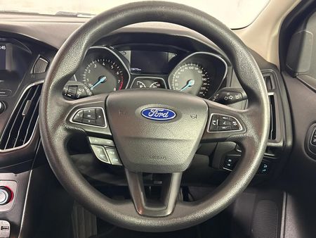 2016-Ford-Focus-10-EcoBoost-Trend-5-dr_12