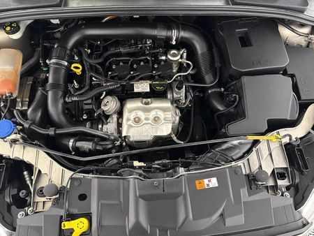 2016-Ford-Focus-10-EcoBoost-Trend-5-dr_13