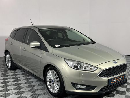 2016-Ford-Focus-10-EcoBoost-Trend-5-dr_16