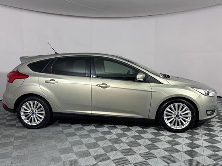 2016-Ford-Focus-10-EcoBoost-Trend-5-dr_17