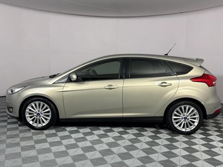 2016-Ford-Focus-10-EcoBoost-Trend-5-dr_19