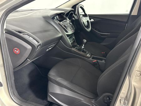 2016-Ford-Focus-10-EcoBoost-Trend-5-dr_8