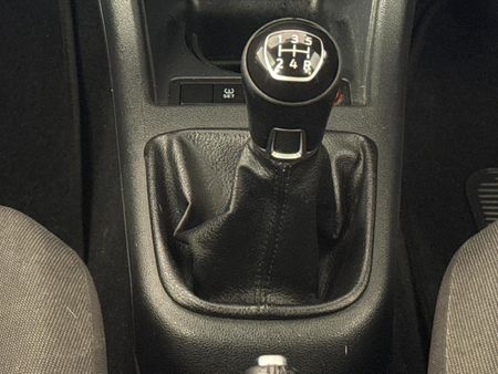 2017-Volkswagen-Up-Move-Up-10-5-dr_9