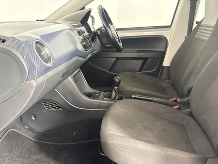 2017-Volkswagen-Up-Move-Up-10-5-dr_7