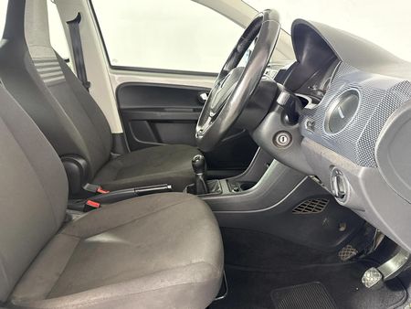 2017-Volkswagen-Up-Move-Up-10-5-dr_8