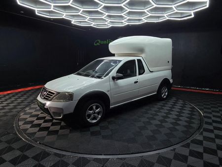 2011-Nissan-NP200-16-S_3