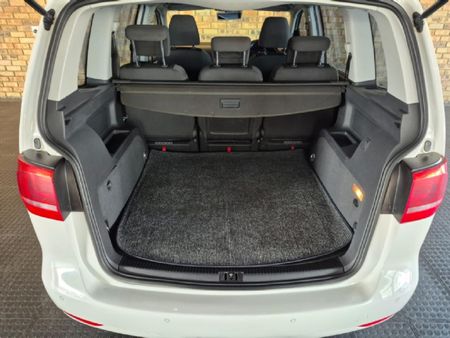 2011-Volkswagen-Touran-12-TSI-Trendline_9
