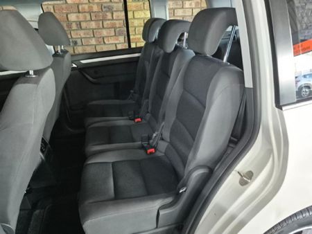 2011-Volkswagen-Touran-12-TSI-Trendline_14