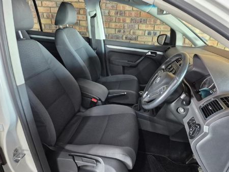 2011-Volkswagen-Touran-12-TSI-Trendline_16