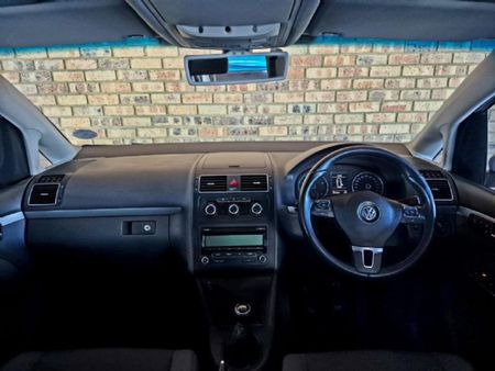 2011-Volkswagen-Touran-12-TSI-Trendline_17