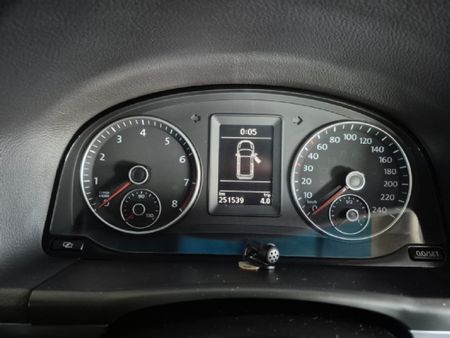 2011-Volkswagen-Touran-12-TSI-Trendline_20