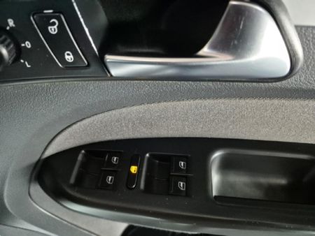 2011-Volkswagen-Touran-12-TSI-Trendline_21