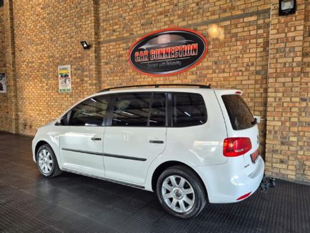2011-Volkswagen-Touran-12-TSI-Trendline_5