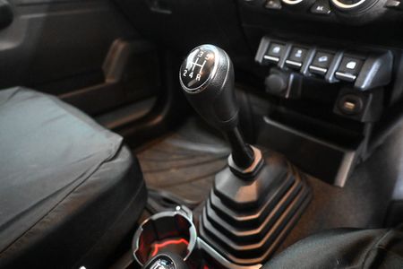 2022-Suzuki-Jimny-15-GLX_11