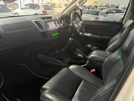 2015-Toyota-Hilux-30-D-4D-Legend-45-4x4-Double-Cab_13