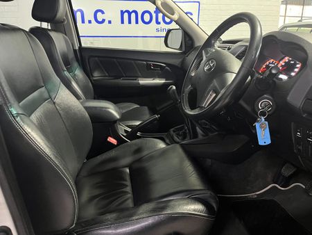 2015-Toyota-Hilux-30-D-4D-Legend-45-4x4-Double-Cab_6