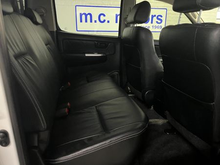 2015-Toyota-Hilux-30-D-4D-Legend-45-4x4-Double-Cab_7
