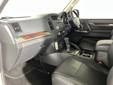 2013-Mitsubishi-Pajero-32-Di-Dc-GLS-SWB-Auto_6