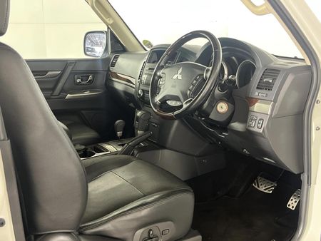 2013-Mitsubishi-Pajero-32-Di-Dc-GLS-SWB-Auto_7
