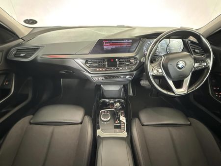 2021-BMW-1-Series-118i_1