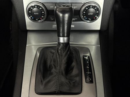 2011-Mercedes-Benz-C-Class-C-180-Avantgarde-Auto_10