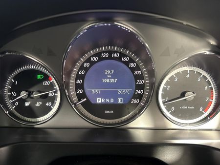 2011-Mercedes-Benz-C-Class-C-180-Avantgarde-Auto_2