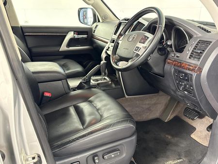 2014-Toyota-Land-Cruiser-200-45-D-V8-VX-Auto_8