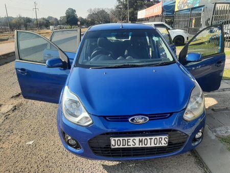 2013-Ford-Figo-14-Ambiente_0