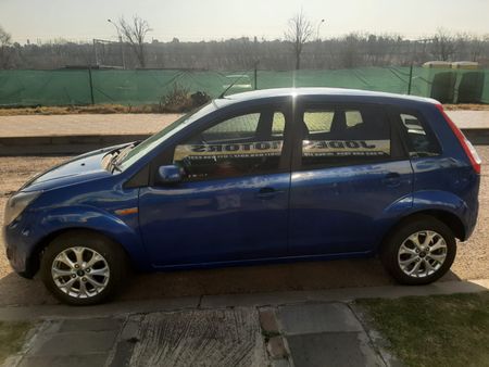 2013-Ford-Figo-14-Ambiente_12