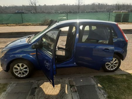 2013-Ford-Figo-14-Ambiente_15