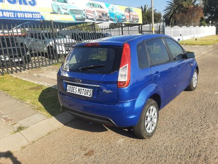 2013-Ford-Figo-14-Ambiente_16