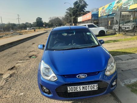 2013-Ford-Figo-14-Ambiente_17