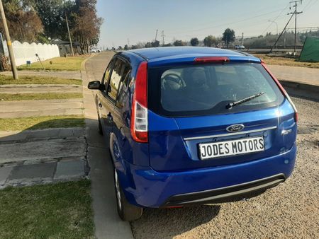 2013-Ford-Figo-14-Ambiente_18