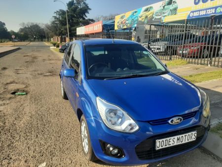 2013-Ford-Figo-14-Ambiente_1
