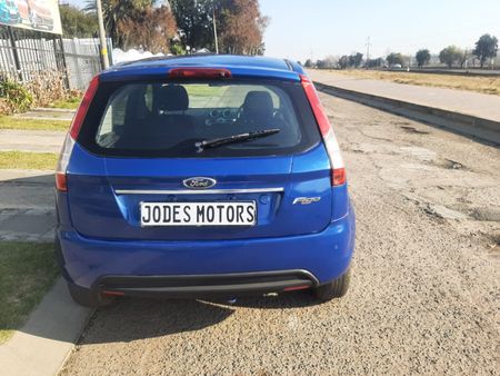 2013-Ford-Figo-14-Ambiente_19