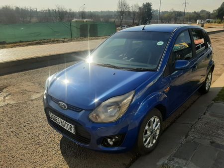 2013-Ford-Figo-14-Ambiente_2