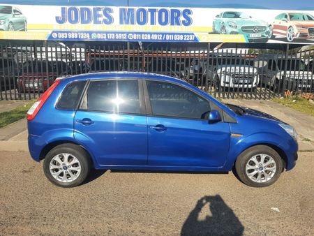 2013-Ford-Figo-14-Ambiente_4