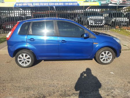 2013-Ford-Figo-14-Ambiente_5
