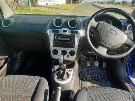 2013-Ford-Figo-14-Ambiente_6