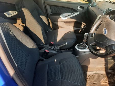 2013-Ford-Figo-14-Ambiente_7