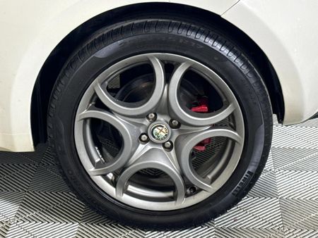 2011-Alfa-Romeo-MiTo-14-Quadrifoglio-Verde_4