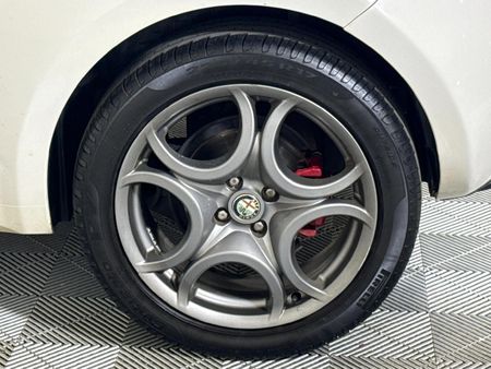2011-Alfa-Romeo-MiTo-14-Quadrifoglio-Verde_5